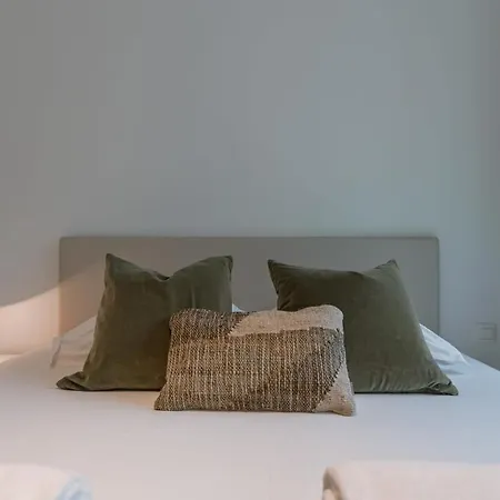 Huswell - New In With Terrace Apartment