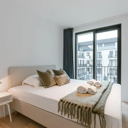 Huswell - New In With Terrace Apartment